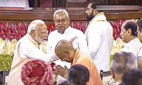 മ്ലാനവദനായി അഭിനന്ദിക്കാനെത്തിയ യോഗിയെ തോളിൽ തട്ടി ആശ്വസിപ്പിച്ച് മോദി -വൈറലായി വിഡിയോ