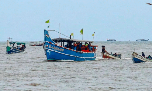 ട്രോ​ളി​ങ് നി​രോ​ധ​നം സു​ര​ക്ഷ മു​ന്ന​റി​യി​പ്പു​ക​ൾ പാ​ലി​ക്ക​ണം- ജി​ല്ല ക​ല​ക്ട​ര്‍
