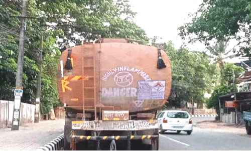 തൊണ്ടിവാഹനങ്ങൾ വില്ലനാകുന്നു; ആലുവ-മൂന്നാർ റോഡിൽ അപകട ഭീഷണി