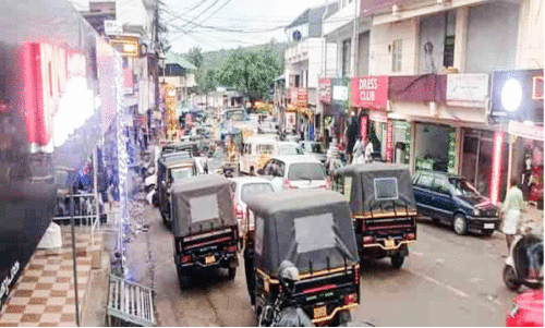 അഴിയാക്കുരുക്കിൽ തൂക്കുപാലം ടൗൺ