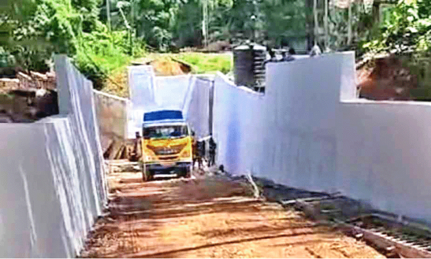 പൂ​വാ​ട​ൻ ഗേ​റ്റ് അ​ടി​പ്പാ​ത