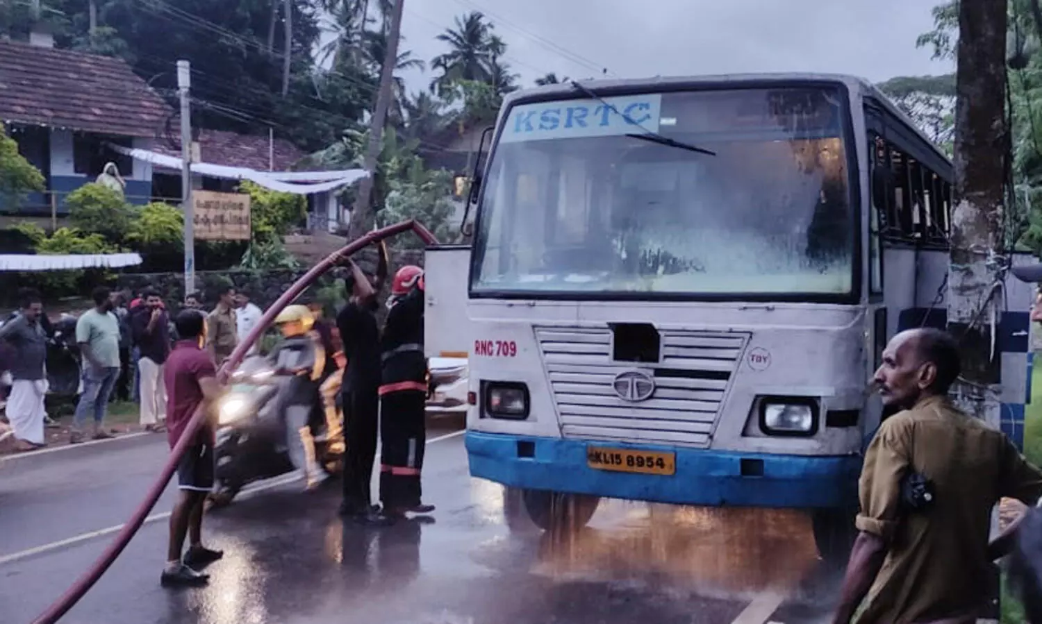 ഓടുന്ന കെ.എസ്.ആർ.ടി.സി ബസിൽനിന്ന് പുകയുയർന്നത് പരിഭ്രാന്തി പരത്തി