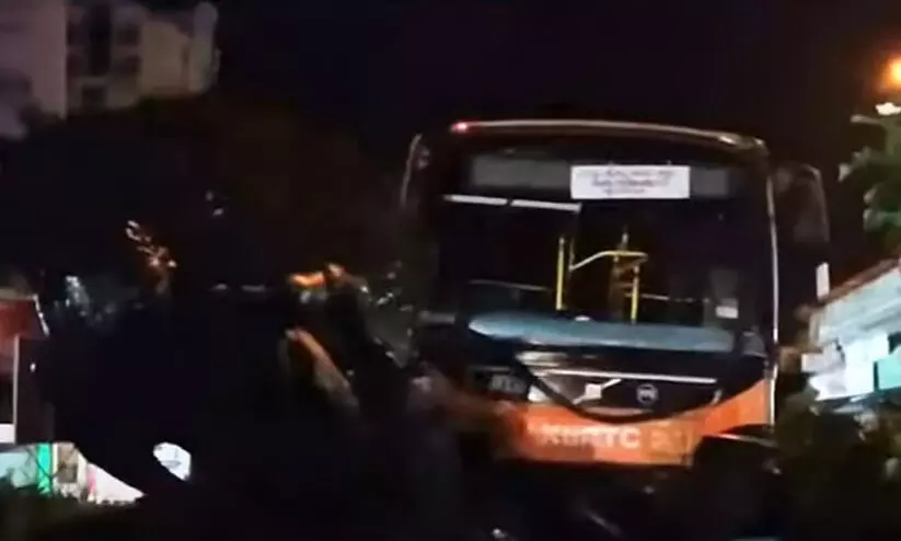 കെ.എസ്.ആർ.ടി.സി ബസിടിച്ച് തൃശൂരിലെ ശക്തൻ തമ്പുരാൻ പ്രതിമ തകർന്നു കെ.എസ്.ആർ.ടി.സി ബസിടിച്ച് തൃശൂരിലെ ശക്തൻ തമ്പുരാൻ പ്രതിമ തകർന്നു