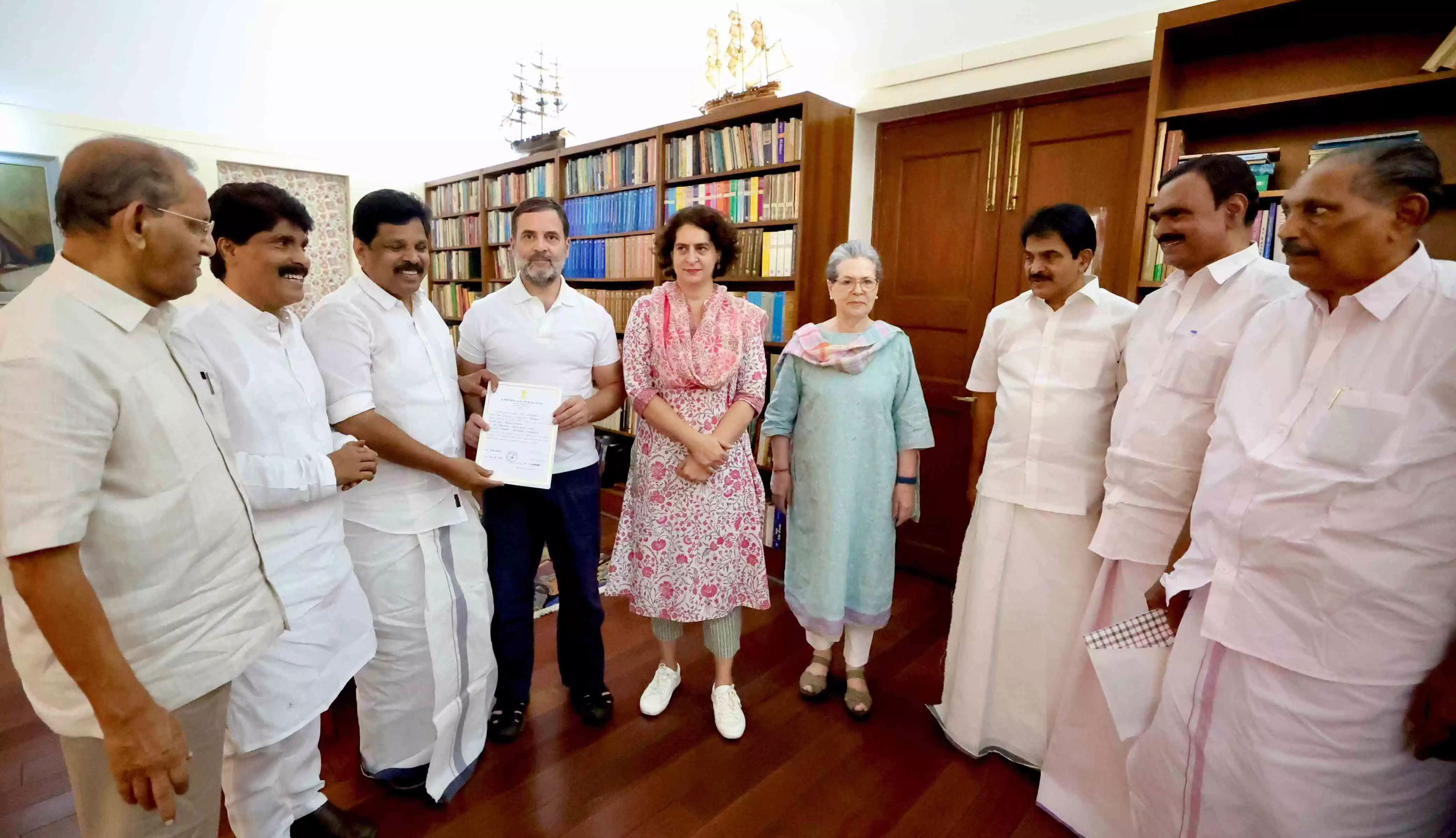 ‘സ്നേഹത്തിന്റെ അടയാളവുമായി’ രാഹുലിന്റെ പോസ്റ്റ് ‘സ്നേഹത്തിന്റെ അടയാളവുമായി’ രാഹുലിന്റെ പോസ്റ്റ്