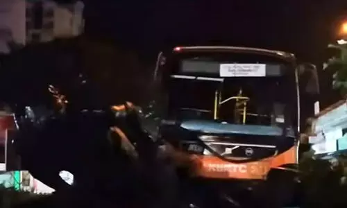 കെ.എസ്.ആർ.ടി.സി ബസിടിച്ച് തൃശൂരിലെ ശക്തൻ തമ്പുരാൻ പ്രതിമ തകർന്നു