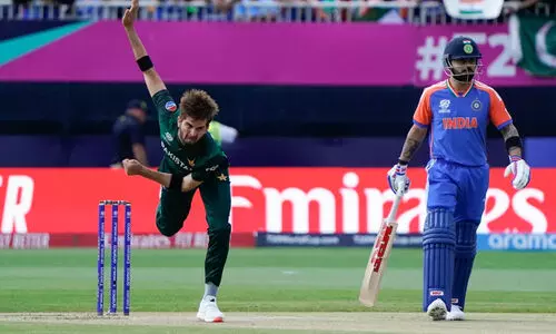 രസംകൊല്ലിയായി വീണ്ടും മഴ; അഫ്രീദിയെ സിക്സർ പറത്തി രോഹിത്