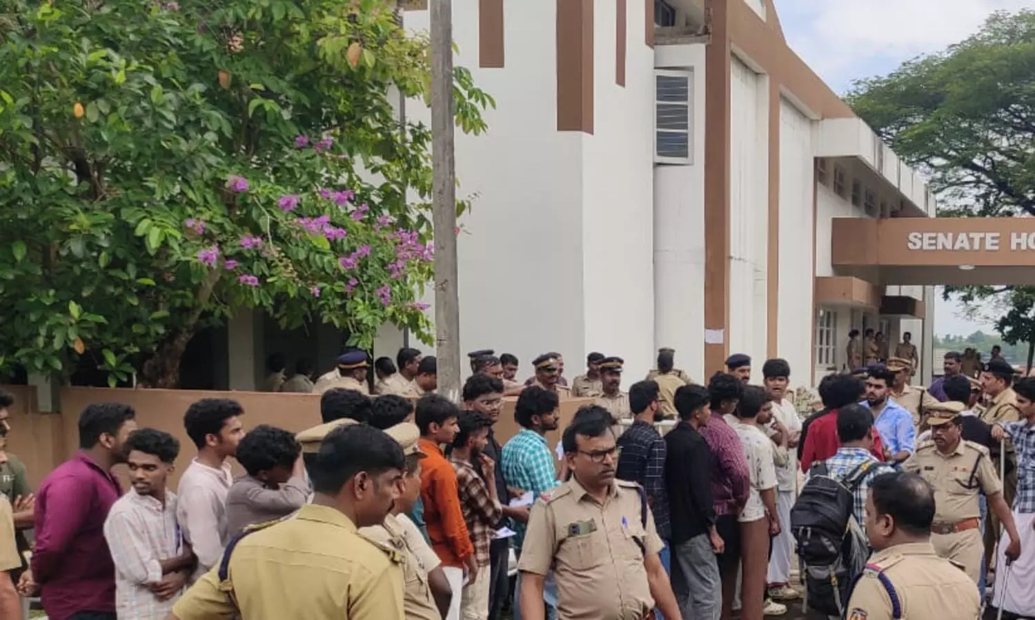 സർവകലാശാല യൂനിയൻ തെരഞ്ഞെടുപ്പിന്റെ   വോട്ടെണ്ണൽ കനത്ത സുരക്ഷയിൽ; നേരിയ സംഘർഷത്തിനിടെ ജാഗ്രത കടുപ്പിച്ച് പോലീസ്