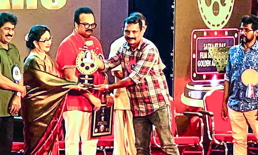 സത്യജിത് റായ് ഫിലിം ഗോൾഡൻ ആർക് പുരസ്കാരം സംവിധായകൻ ഷമീർ ഭരതന്നൂരിന് സത്യജിത് റായ് ഫിലിം ഗോൾഡൻ ആർക് പുരസ്കാരം സംവിധായകൻ ഷമീർ ഭരതന്നൂരിന്