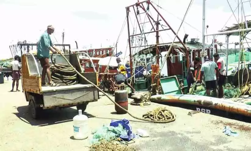 സംസ്ഥാനത്ത് ട്രോളിങ് നിരോധനം  ആരംഭിച്ചു; തീരത്ത് ഇനി വറുതിയുടെ നാളുകൾ