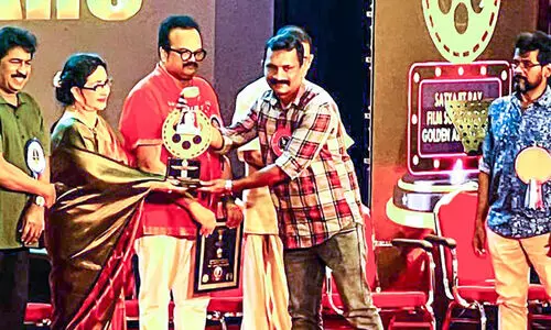 സത്യജിത്​ റായ് ഫിലിം​ ഗോൾഡൻ ആർക്​ പുരസ്കാരം സംവിധായകൻ ഷമീർ ഭരതന്നൂരിന്​