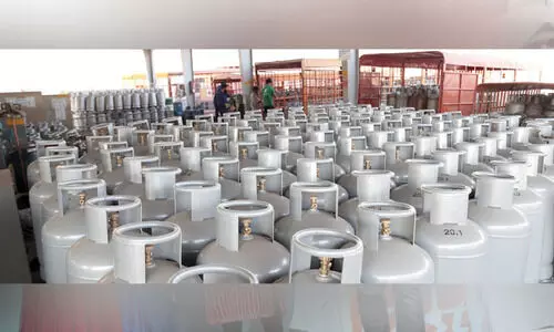 പാ​ച​ക​വാ​ത​ക സി​ലി​ണ്ട​റു​ക​ൾ​ക്ക് ഇ​ൻ​ഷു​റ​ൻ​സ്​ തു​ക ഈ​ടാ​ക്കും