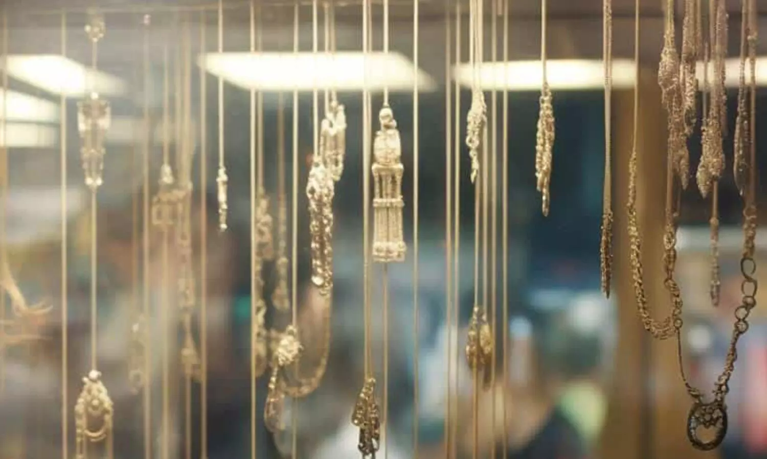 300 രൂപയുടെ ആഭരണം അമേരിക്കൻ വനിതക്ക് വിറ്റത് ആറു കോടിക്ക്!; മുങ്ങി കടയുടമ