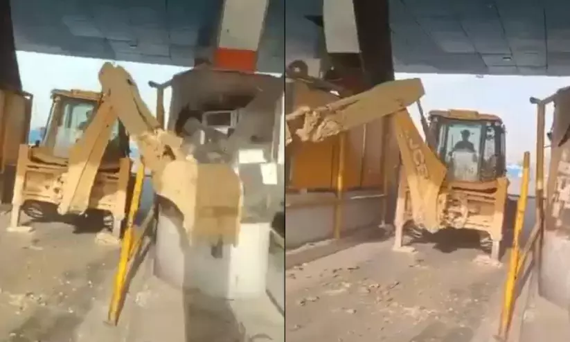 ടോൾ അടക്കാൻ ആവശ്യപ്പെട്ട് ജീവനക്കാർ; ടോൾ ബൂത്ത് തകർത്ത് ബുൾഡോസർ ഡ്രൈവർ -വിഡിയോ ടോൾ അടക്കാൻ ആവശ്യപ്പെട്ട് ജീവനക്കാർ; ടോൾ ബൂത്ത് തകർത്ത് ബുൾഡോസർ ഡ്രൈവർ -വിഡിയോ