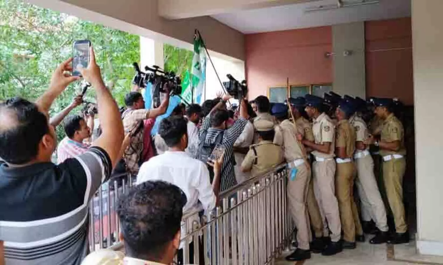 പ്ലസ് വൺ പ്രവേശം: വിദ്യാർഥിനിയുടെ മരണത്തിൽ പരപ്പനങ്ങാടിയിൽ വൻ പ്രതിഷേധം