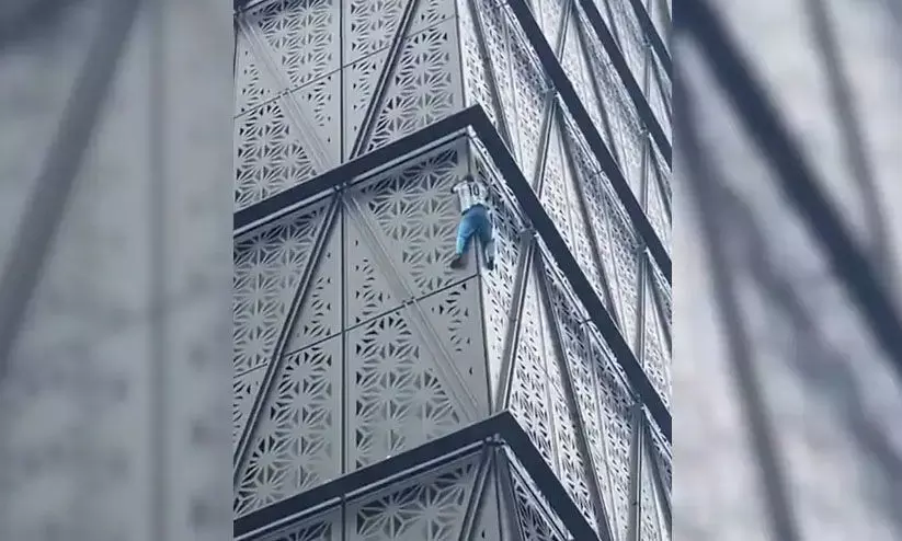 ഒരുവിധ സുരക്ഷയുമില്ലാതെ 30 നില കെട്ടിടം കയറാൻ ശ്രമം, അർജന്റീനയിൽ ‘സ്പൈഡർമാൻ’ അറസ്റ്റിൽ -വിഡിയോ ഒരുവിധ സുരക്ഷയുമില്ലാതെ 30 നില കെട്ടിടം കയറാൻ ശ്രമം, അർജന്റീനയിൽ ‘സ്പൈഡർമാൻ’ അറസ്റ്റിൽ -വിഡിയോ