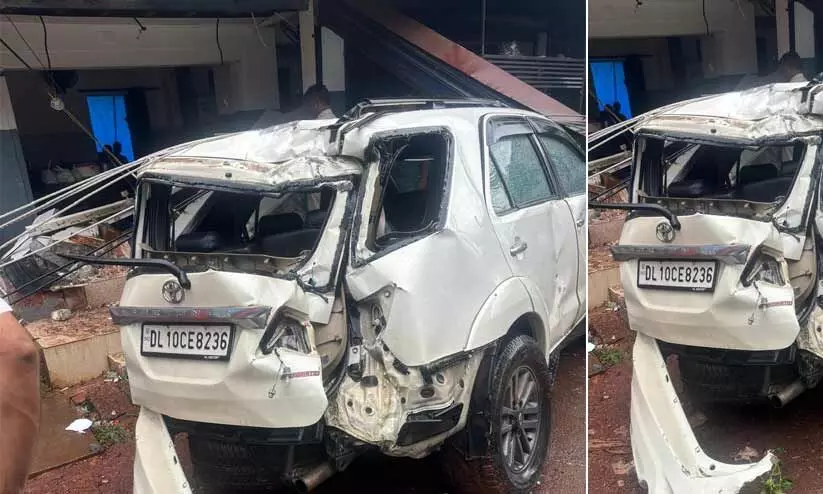 കണ്ണൂരിൽ നിയന്ത്രണം വിട്ട കാർ ഇലക്ട്രിക് പോസ്റ്റിലും സ്കൂട്ടറിലും ഇടിച്ചു- വിഡിയോ കണ്ണൂരിൽ നിയന്ത്രണം വിട്ട കാർ ഇലക്ട്രിക് പോസ്റ്റിലും സ്കൂട്ടറിലും ഇടിച്ചു- വിഡിയോ