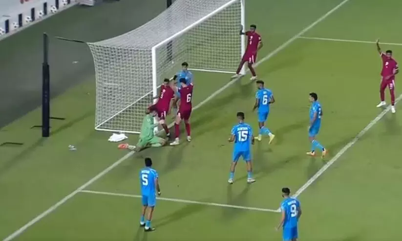 സ്കൂളിൽ ഇതിനേക്കാൾ മികച്ച റഫറിയുണ്ട്, ഫുട്ബാളിന് ലജ്ജാകരമായ ദിവസം! ഇന്ത്യയെ തോൽപിച്ച വിവാദ ഗോളിൽ ആരാധകരോഷം