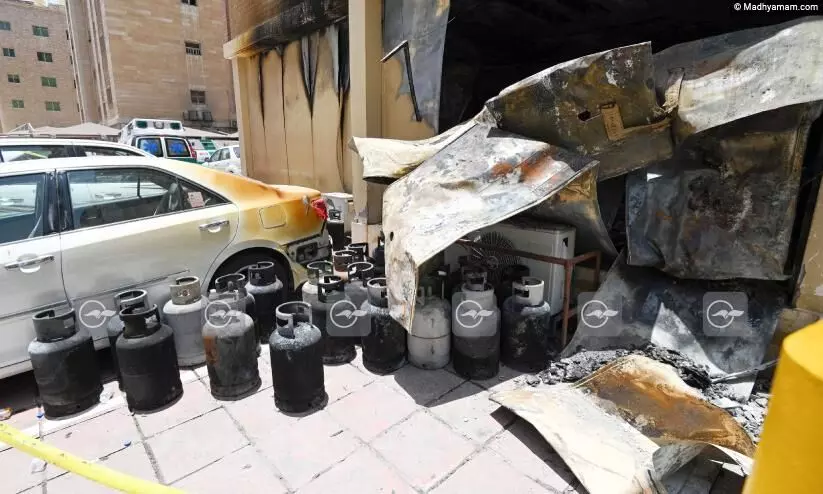 ഉറക്കത്തിനിടെ എത്തിയ ദുരന്തം; പരക്കംപാഞ്ഞ് താമസക്കാർ; കെട്ടിടത്തിൽനിന്ന് പുറത്തേക്ക് ചാടിയ ചിലരും മരിച്ചു ഉറക്കത്തിനിടെ എത്തിയ ദുരന്തം; പരക്കംപാഞ്ഞ് താമസക്കാർ; കെട്ടിടത്തിൽനിന്ന് പുറത്തേക്ക് ചാടിയ ചിലരും മരിച്ചു