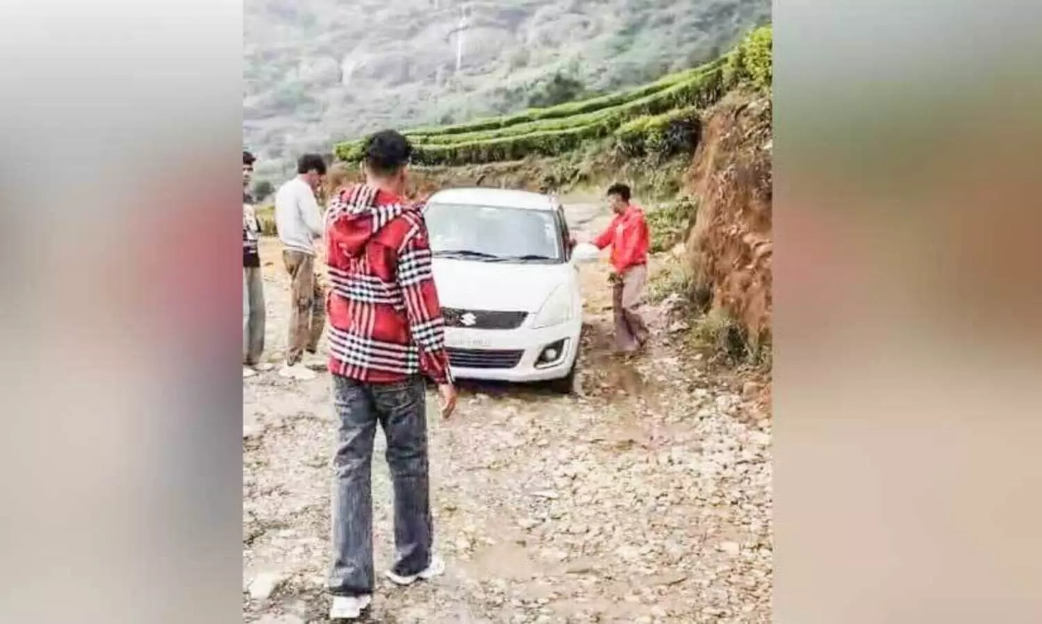 വഴിയില്ല, കുഴി മാത്രം വെട്ടിച്ചാൽ അടുത്ത കുഴിയിൽ വീഴും