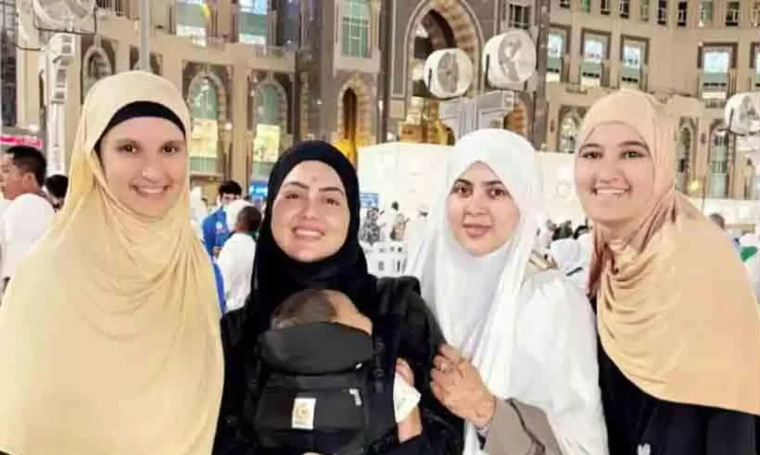 ഹജ്ജിനായി സാനിയ മിർസയും സഹോദരിയും സൗദിയിൽ; സനാ ഖാനും ഒപ്പം