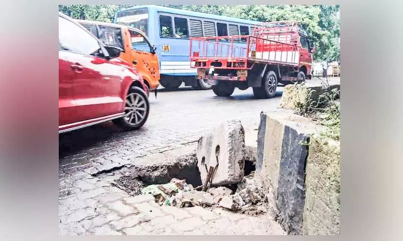 ബൈപാസ് അടിപ്പാതകളിൽ തകർന്ന  സ്ലാബുകൾ അപകടത്തിനിടയാക്കുന്നു