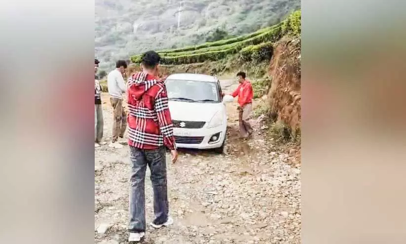 വഴിയില്ല, കുഴി മാത്രം വെട്ടിച്ചാൽ അടുത്ത കുഴിയിൽ വീഴും