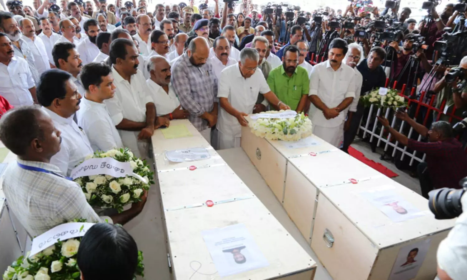 മുഖ്യമന്ത്രിയും മന്ത്രിമാരും ജനനേതാക്കളും ആദരാഞ്ജലി അർപ്പിച്ചു