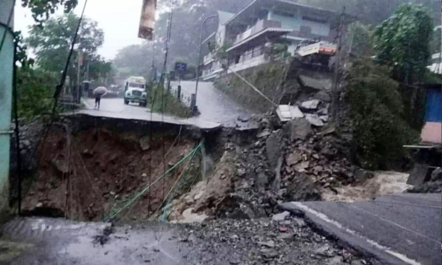 സിക്കിമിൽ മിന്നൽ പ്രളയത്തിൽ ആറ് മരണം; 1200 വിനോദസഞ്ചാരികൾ കുടുങ്ങി