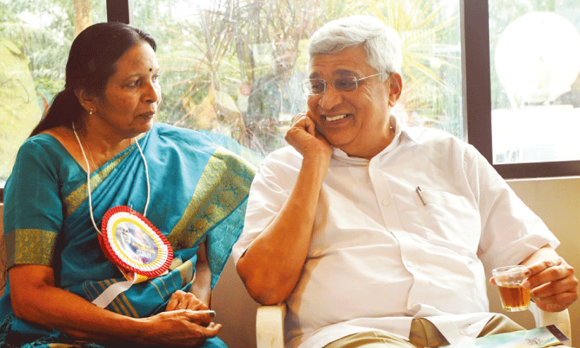 ‘ഇ.​എം.​എ​സി​​ന്റെ ലോ​കം’ ദേ​ശീ​യ സെ​മി​നാ​റി​നെ​ത്തി​യ സി.​പി.​എം പോ​ളി​റ്റ്ബ്യൂ​റോ അം​ഗം പ്ര​കാ​ശ് കാ​രാ​ട്ട്ഇ .​എം.​എ​സി​​ന്റെ മ​ക​ൾ ഇ.​എം. രാ​ധ​ക്കൊ​പ്പം