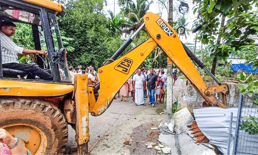 ഒക്കല്‍ കുണ്ടൂര്‍തോട് കൈയേറ്റം ഒഴിപ്പിക്കല്‍ പൂര്‍ത്തിയാകുന്നു