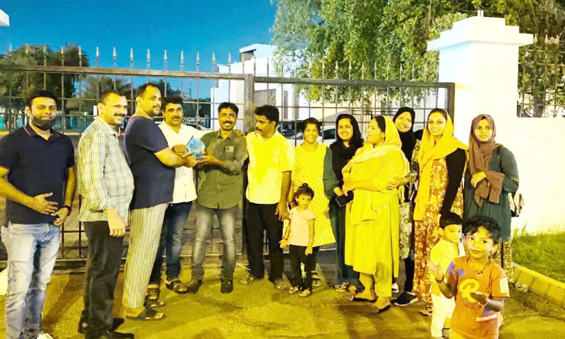 വെള്ളം വിൽപനയിൽ 36 വർഷം: റഹീമിന് കാസിനോ കൂട്ടായ്മയുടെ ആദരം വെള്ളം വിൽപനയിൽ 36 വർഷം: റഹീമിന് കാസിനോ കൂട്ടായ്മയുടെ ആദരം