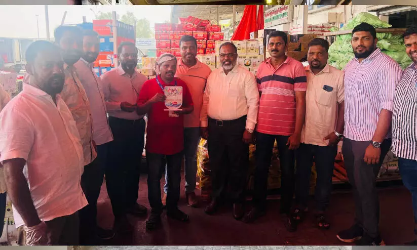 തെരഞ്ഞെടുപ്പ് പ്രവചന മത്സരം: വിജയിക്ക് സ്വർണനാണയം കൈമാറി തെരഞ്ഞെടുപ്പ് പ്രവചന മത്സരം: വിജയിക്ക് സ്വർണനാണയം കൈമാറി