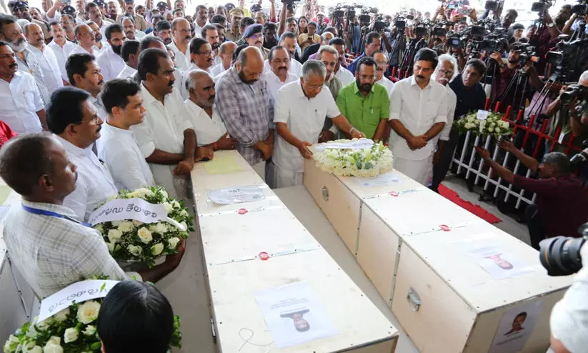 മുഖ്യമന്ത്രിയും മന്ത്രിമാരും ജനനേതാക്കളും ആദരാഞ്ജലി അർപ്പിച്ചു മുഖ്യമന്ത്രിയും മന്ത്രിമാരും ജനനേതാക്കളും ആദരാഞ്ജലി അർപ്പിച്ചു