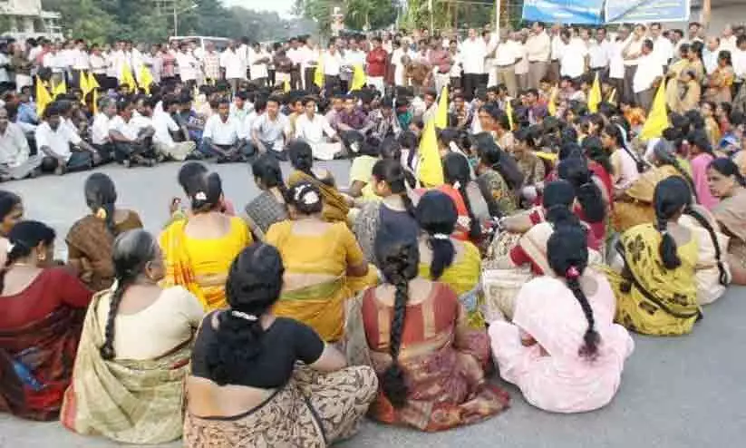 ശനിയാഴ്ച പ്രവൃത്തിദിനം: ചർച്ച പരാജയം; നാളെ അധ്യാപകരുടെ കൂട്ട അവധി ശനിയാഴ്ച പ്രവൃത്തിദിനം: ചർച്ച പരാജയം; നാളെ അധ്യാപകരുടെ കൂട്ട അവധി