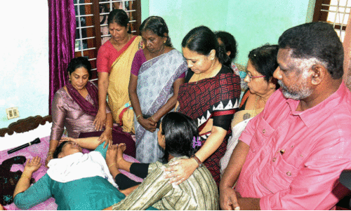 Pantalam, who died in a fire in Kuwait, is buried in IraniKuzhi. Minister Veena George consoles Akash mother Shobha Kumari