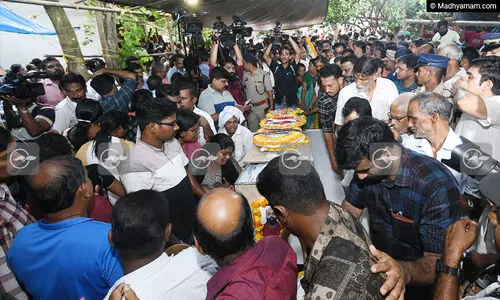 തിരിച്ചുപോക്കില്ലാത്ത മടക്കയാത്ര; ഉറ്റവരുടെ മൃതദേഹത്തിനരികെ വിങ്ങിപ്പൊട്ടി ബന്ധുക്കൾ തിരിച്ചുപോക്കില്ലാത്ത മടക്കയാത്ര; ഉറ്റവരുടെ മൃതദേഹത്തിനരികെ വിങ്ങിപ്പൊട്ടി ബന്ധുക്കൾ