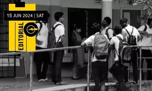 വി​ദ്യാ​ർ​ഥി​ക​ളെ ഇ​നി​യും തെ​രു​വി​ൽ നി​ർ​ത്ത​രു​ത്