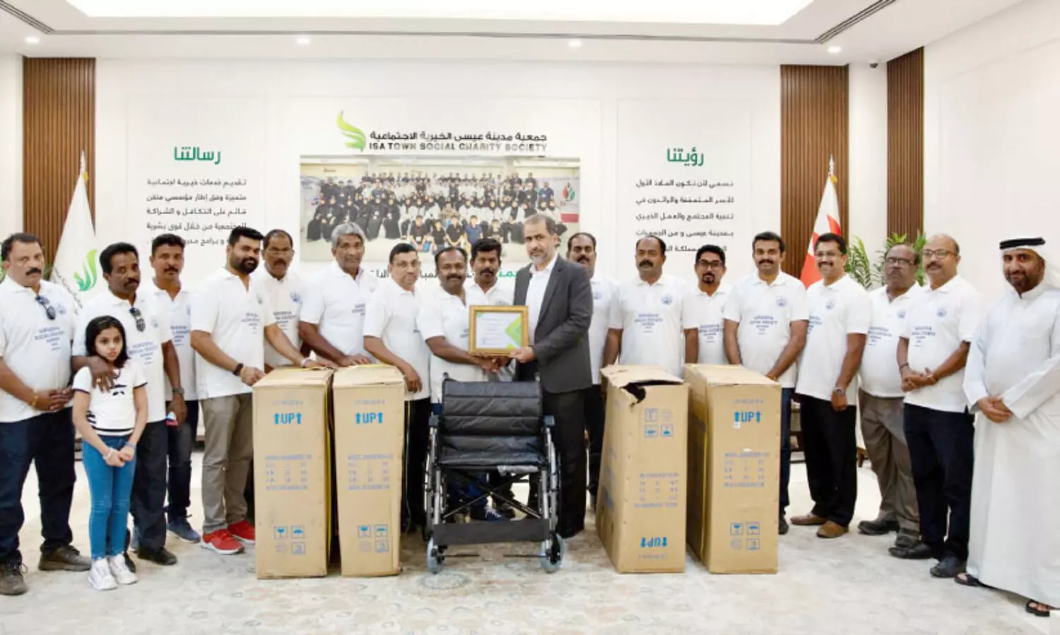 ഗു​രു​ദേ​വ സോ​ഷ്യ​ൽ സൊ​സൈ​റ്റി സൗ​ജ​ന്യ​മാ​യി വീ​ൽ​ചെ​യ​റു​ക​ൾ ന​ൽ​കി