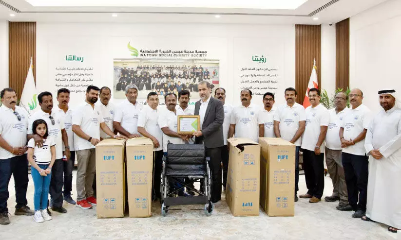 ഗു​രു​ദേ​വ സോ​ഷ്യ​ൽ സൊ​സൈ​റ്റി സൗ​ജ​ന്യ​മാ​യി വീ​ൽ​ചെ​യ​റു​ക​ൾ ന​ൽ​കി