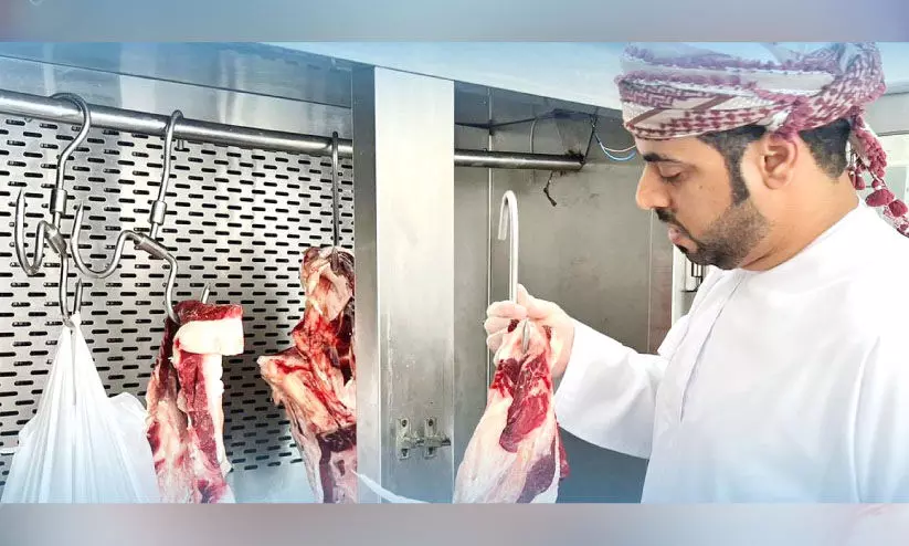 സുഹാർ മുനിസിപ്പാലിറ്റി ഇറച്ചിക്കടയിൽ പരിശോധന സുഹാർ മുനിസിപ്പാലിറ്റി ഇറച്ചിക്കടയിൽ പരിശോധന