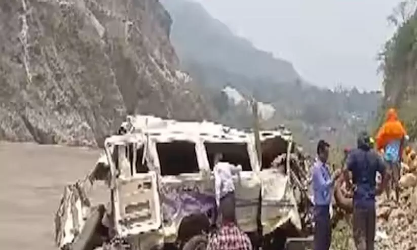 ഉത്തരാഖണ്ഡിൽ ട്രാവലർ മലയിടുക്കിലേക്ക് മറിഞ്ഞ് എട്ടുപേർ മരിച്ചു; 15 പേർക്ക് പരിക്ക് ഉത്തരാഖണ്ഡിൽ ട്രാവലർ മലയിടുക്കിലേക്ക് മറിഞ്ഞ് എട്ടുപേർ മരിച്ചു; 15 പേർക്ക് പരിക്ക്