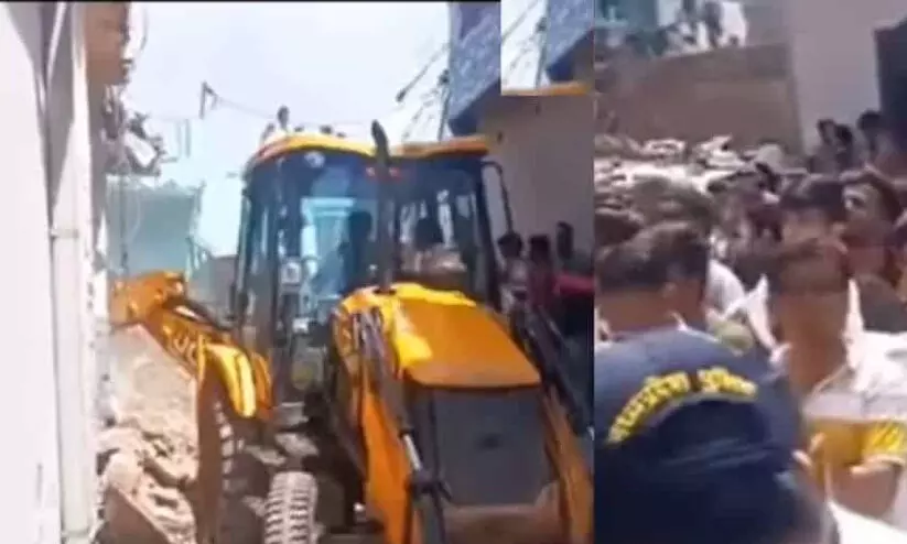 ക്ഷേത്ര പരിസരത്ത് പശു ഇറച്ചി ഉപേക്ഷിച്ചെന്നാരോപിച്ച് മുസ്‌ലിം യുവാക്കളെ അറസ്റ്റ് ചെയ്തു; വീടുകള്‍ ബുള്‍ഡോസര്‍ ഉപയോഗിച്ച് തകര്‍ത്തു