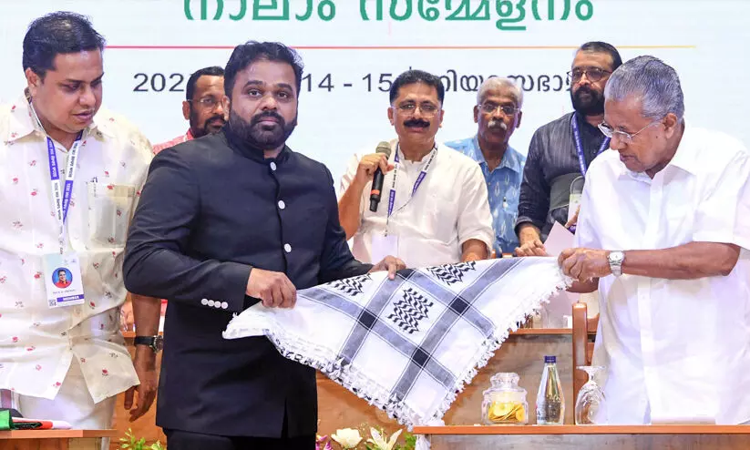 ഫലസ്തീൻ കഫിയ മുഖ്യമന്ത്രിക്ക്​ കൈമാറി