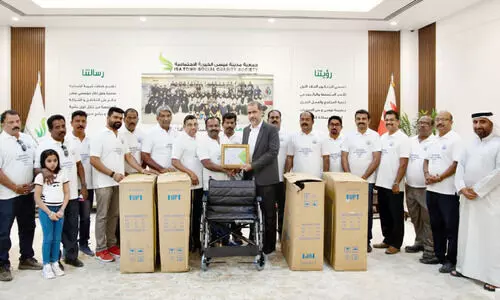 ഗു​രു​ദേ​വ സോ​ഷ്യ​ൽ സൊ​സൈ​റ്റി സൗ​ജ​ന്യ​മാ​യി വീ​ൽ​ചെ​യ​റു​ക​ൾ ന​ൽ​കി