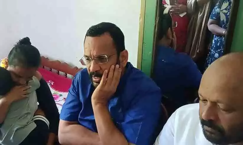 കുവൈത്ത് ദുരന്തത്തിൽ മരിച്ച ബിനോയ്‌ തോമസിന്റെ കുടുംബത്തിന് വീട് നിർമിക്കാൻ അടിയന്തര കൗൺസിൽ ചേരാൻ ചാവക്കാട് നഗരസഭക്ക് മന്ത്രിയുടെ നിർദേശം