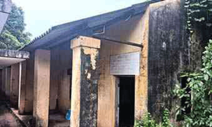 ഇവിടം ദുരിതമാണ്; കരിന്തളത്തെ ദുരിതാശ്വാസ കേന്ദ്രം ജീർണാവസ്ഥയിൽ