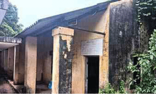 ഇവിടം ദുരിതമാണ്; കരിന്തളത്തെ ദുരിതാശ്വാസ കേന്ദ്രം ജീർണാവസ്ഥയിൽ