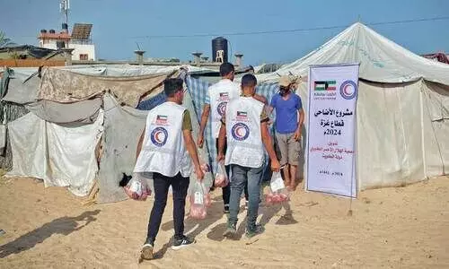 KRCS distributing food