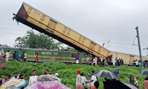 ഗുഡ്സ് ട്രെയിനിന്റെ ലോക്കോ പൈലറ്റ് സിഗ്നൽ അവഗണിച്ചതാണ് പശ്ചിമബംഗാൾ ട്രെയിൻ അപകടത്തിന് കാരണമെന്ന് റെയിൽവേ