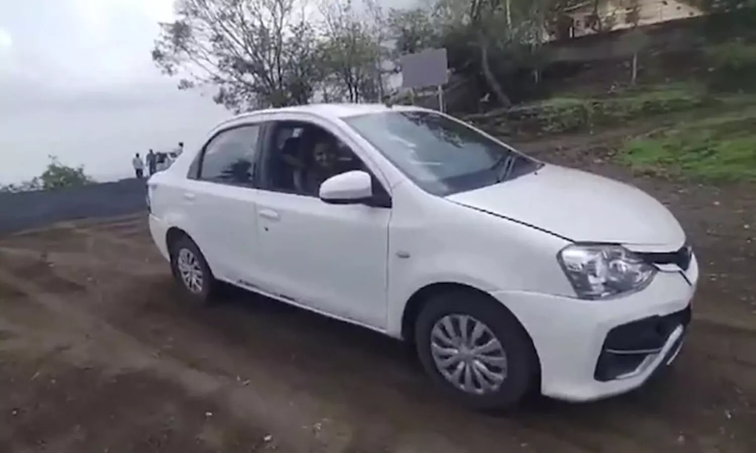 ഡ്രൈവിങ് പഠനത്തിനിടെ കാർ 300 അടി താഴ്ചയിലേക്ക് വീണു; യുവതിക്ക് ദാരുണാന്ത്യം -വിഡിയോ